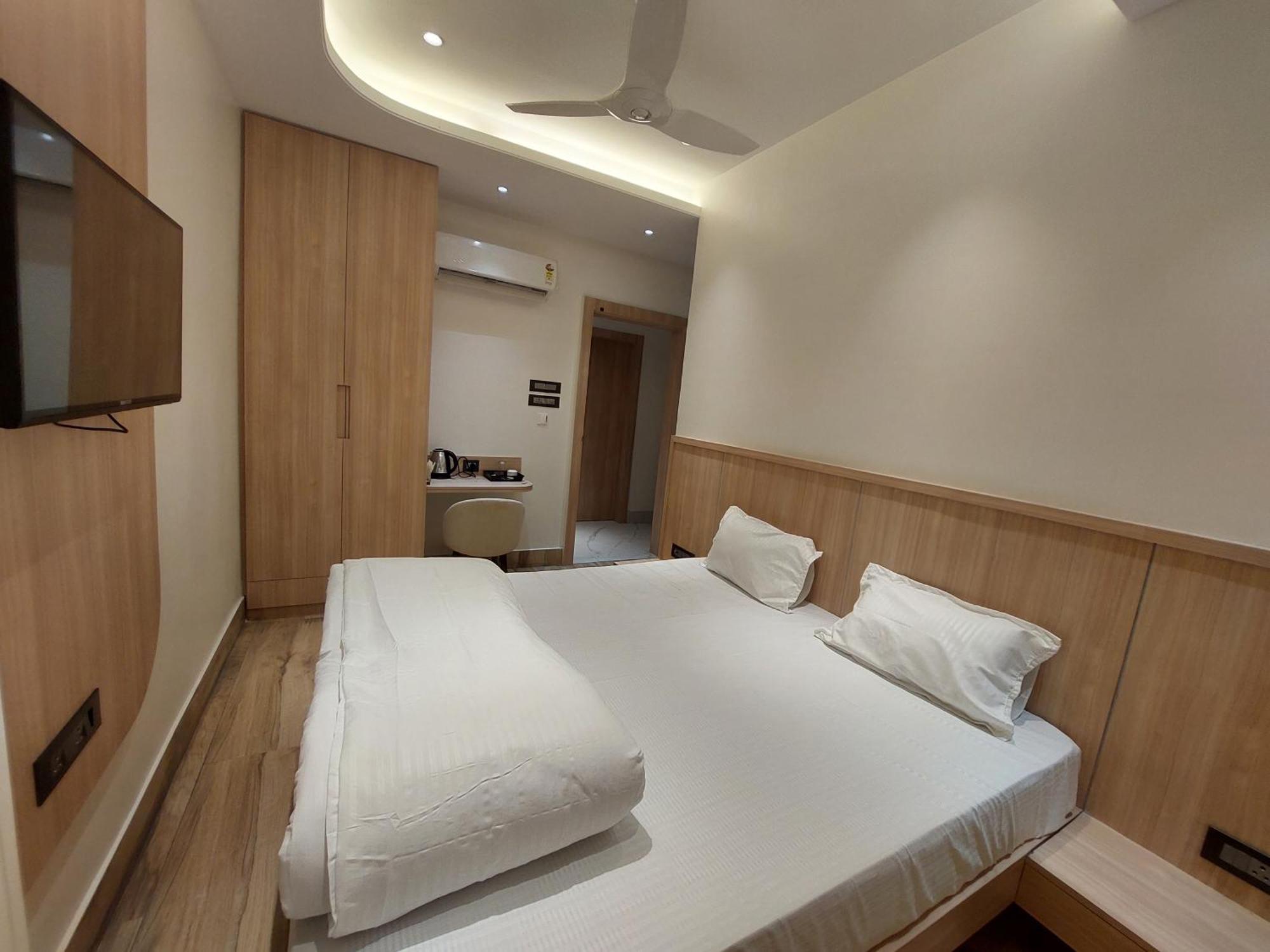 Rajasthani Dhani Hotel Khanapara Exteriör bild